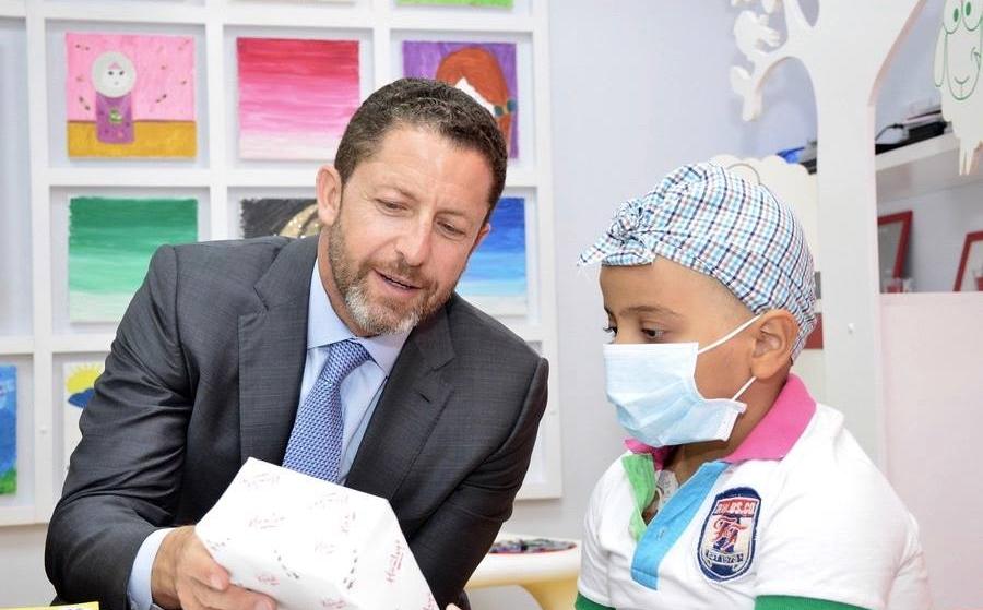 سمو الأميرة غيداء طلال ومعالي المهندس علاء بطاينة يوزعان الهدايا على الأطفال